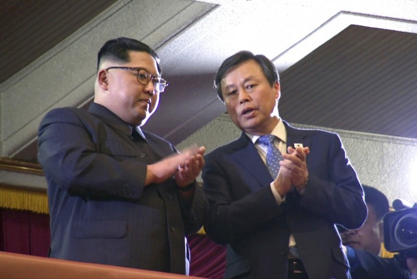 Pemimpin Korut Kim Jong-un (kiri) bertepuk tangan saat menonton konser seni musisi Korsel didampingi Menteri Kebudayaan, Olahraga, dan Pariwisata Do Jong.