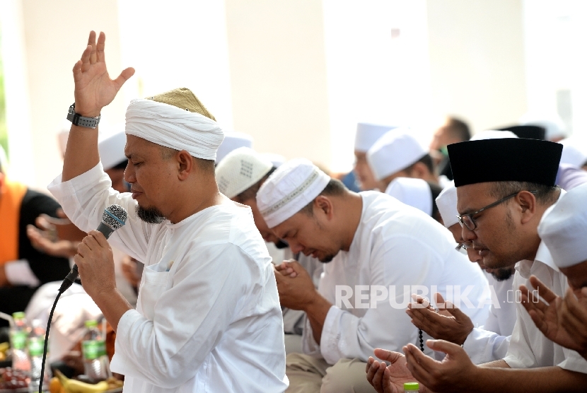 Pemimpin Majelis Az-Zikra Ustaz Arifin Ilham memimpin Zikir Akbar untuk Rohingya bersama Dompet Dhuafa di Masjid Al Madinah, Parung, Kabupaten Bogor, Jawa Barat, Kamis (7/9).