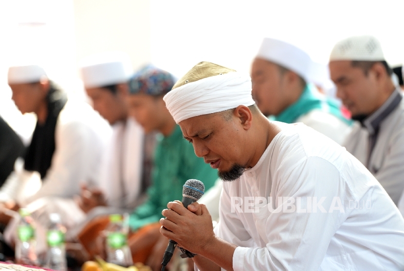 Pemimpin Majelis Az-Zikra Ustaz Arifin Ilham memimpin Zikir Akbar untuk Rohingya bersama Dompet Dhuafa di Masjid Al Madinah, Parung, Kabupaten Bogor, Jawa Barat, Kamis (7/9).