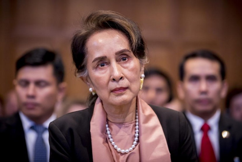 Pemimpin Myanmar Aung San Suu Kyi di hadapan Mahkamah Internasional di Den Haag, Belanda, Selasa (10/12). Suu Kyi akan membela Myanmar dari tuduhan genosida Rohingya.