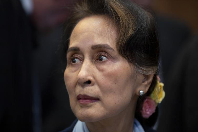 Pemimpin Myanmar Aung San Suu Kyi menunggu untuk berpidato di depan hakim Mahkamah Internasional di Den Haag, Belanda, 11 Desember 2019. Pengadilan di Myanmar yang dikuasai militer menghukum mantan pemimpin Aung San Suu Kyi dalam kasus pidana lain Kamis, 29 September 2022, dan menghukum ekonom Australia Sean Turnell tiga tahun penjara karena melanggar undang-undang rahasia resmi, kata seorang pejabat hukum. Akhirnya Persidangan Rampung, Aung San Suu Kyi Divonis Bersalah atas Tuduhan Korupsi