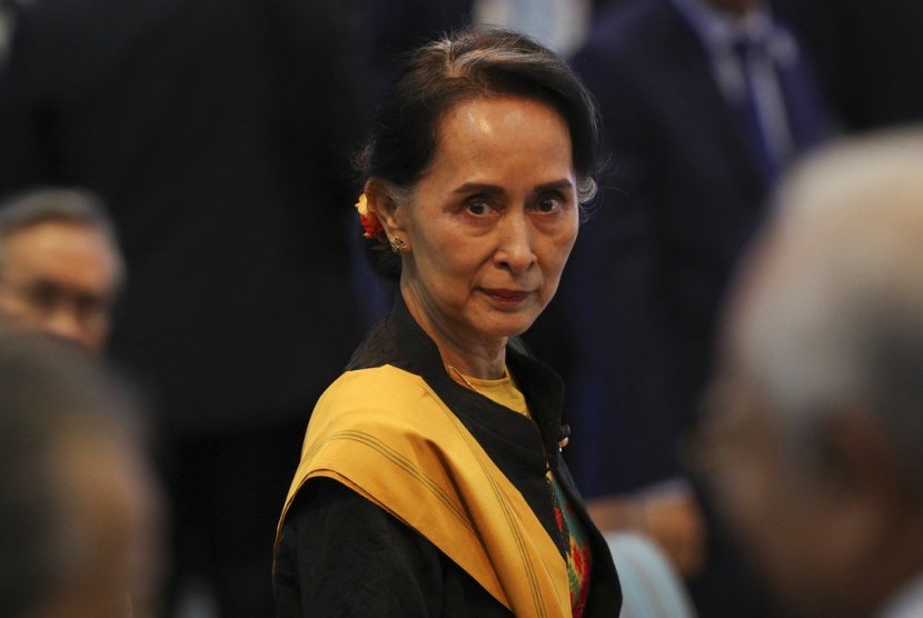 Pemimpin Myanmar Aung San Suu Kyi saat menghadiri pembukaan KTT ASEAN ke-31 di Manila, Filipina.