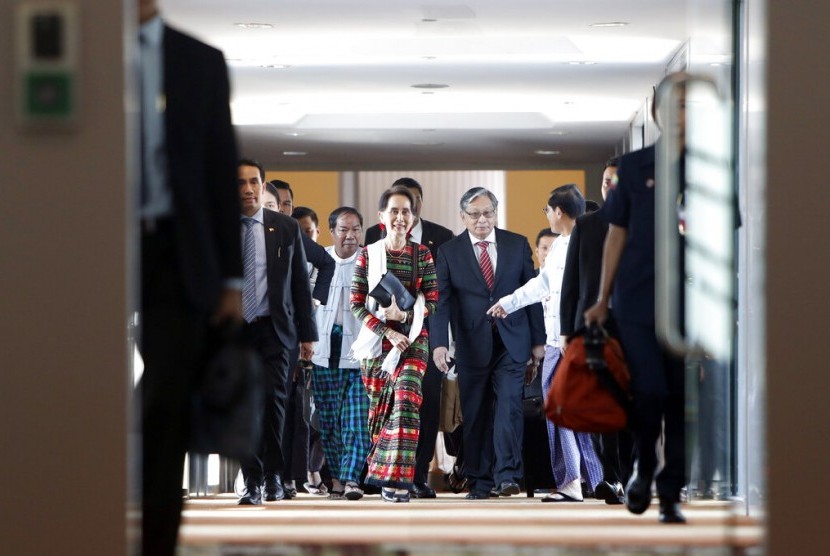Pemimpin Myanmar Aung San Suu Kyi (tengah) saat tiba di bandara Naypyitaw International Airport, Myanmar dari Belanda, Sabtu (14/12).