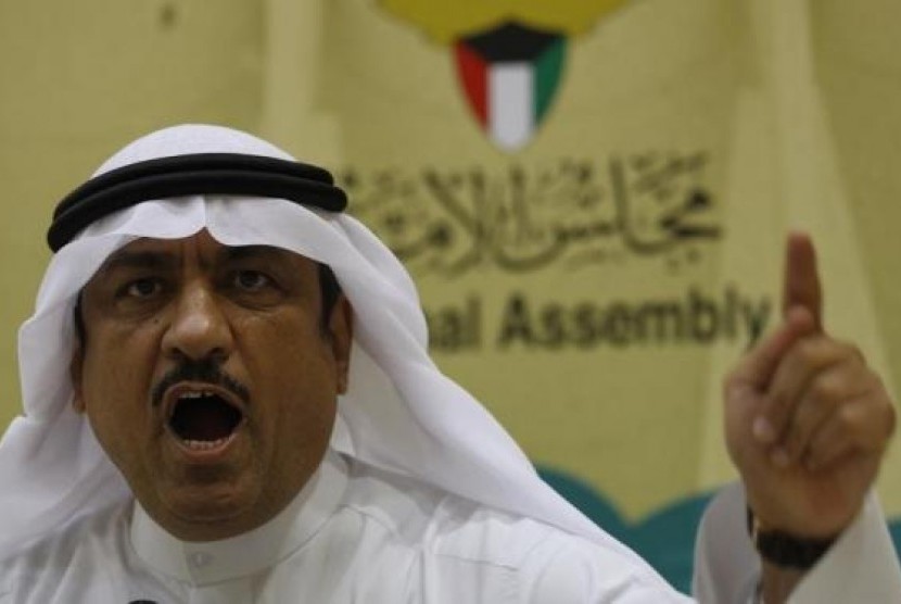 Pemimpin oposisi Kuwait Musallam al-Barrak saat berbicara kepada wartawan di Kuwait City pada 20 November 2011