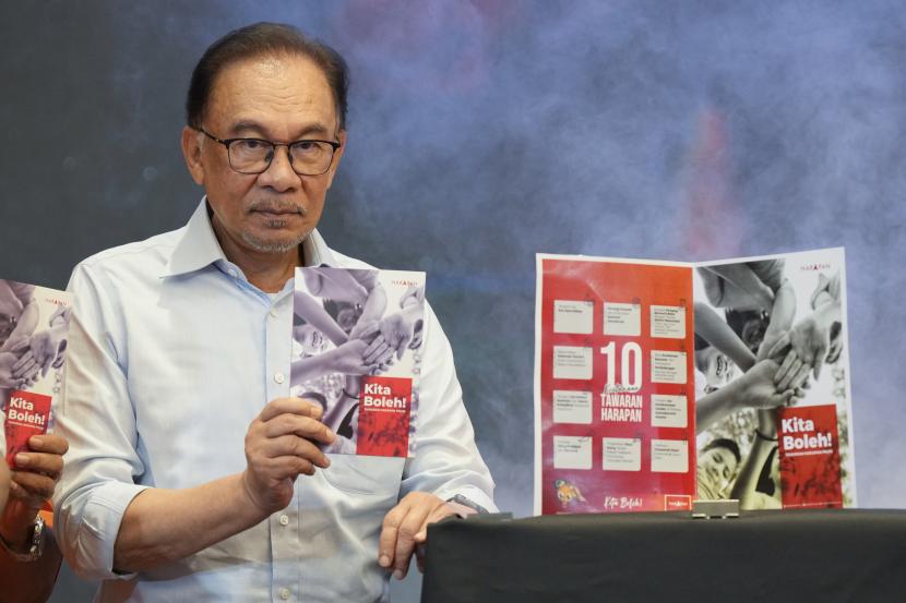  Pemimpin oposisi Malaysia Anwar Ibrahim menunjukkan salinan manifesto Pakatan Harapan (Aliansi Harapan) di sebuah hotel di Klang, Malaysia Rabu, 2 November 2022. Pemilihan nasional akan diadakan pada 19 November. 