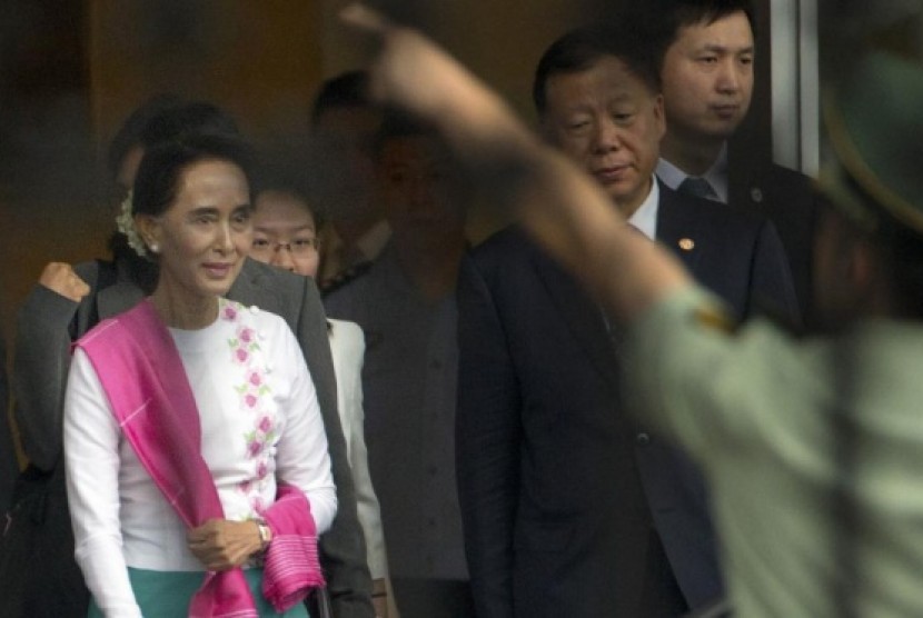 Pemimpin oposisi Myanmar Aung San Suu Kyi saat tiba di bandara di Beijing untuk pertama kalinya, Rabu (10/6).
