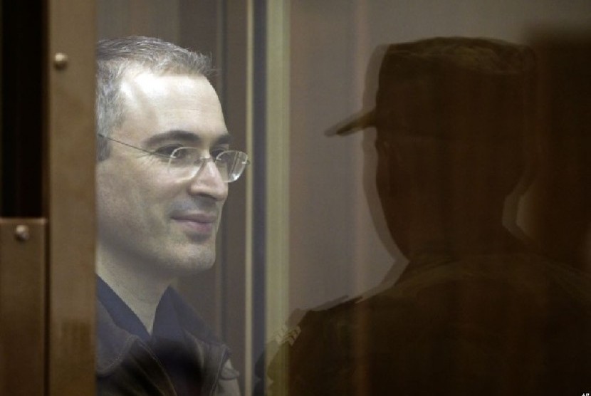 Pemimpin oposisi Rusia, Mikhail Khodorkovsky (kiri) 