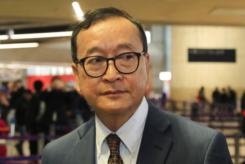 Pemimpin oposisi terkemuka Kamboja Sam Rainsy saat berusaha pulang ke Kamboja di Bandara Charles de Gaulle, Paris, Prancis, Kamis, 7 November 2019.