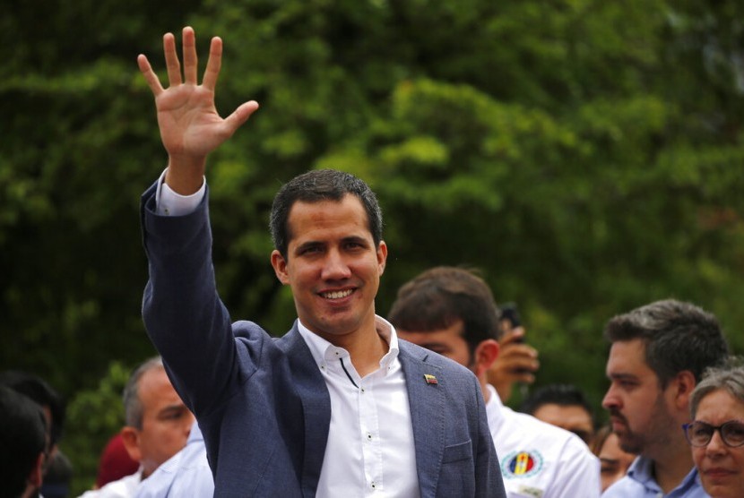 Pemimpin oposisi Venezuela Juan Guaido menyapa pendukungnya di Caracas, Venezuela, Sabtu (11/5). Oposisi Venezuela Turunkan Presiden Sementara Juan Guaido