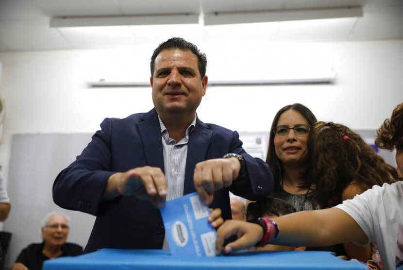 Pemimpin Partai Arab Joint List Ayman Odeh memberikan suaranya dalam pemilihan parlemen di Haifa, Israel, Selasa (17/9).