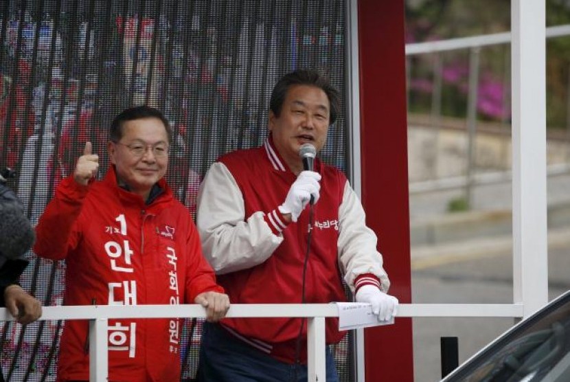 Pemimpin partai berkuasa Saenuri, Kim Moo-sung berbicara saat kampanye untuk pemilihan parlemen di Seoul, Korea Selatan, 12 April 2016.