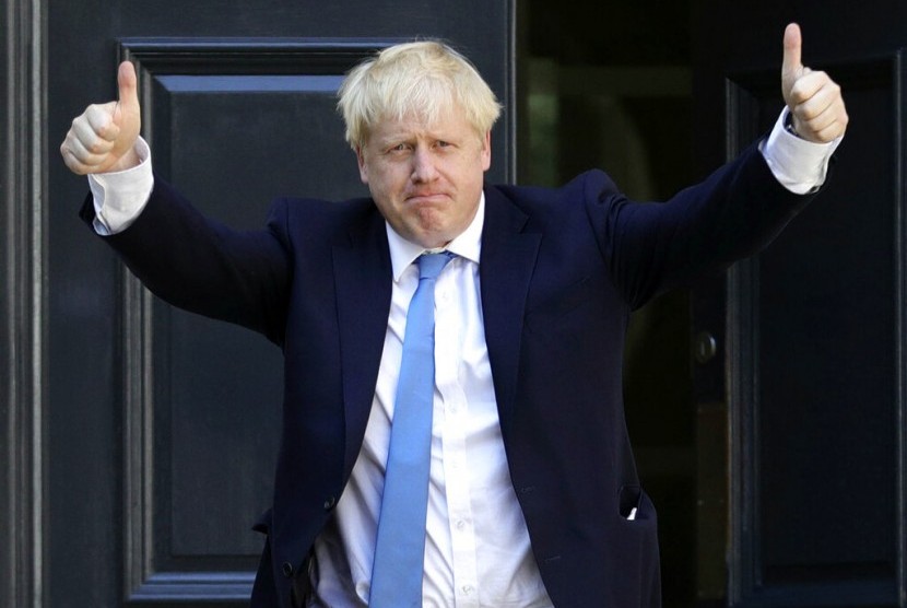 Pemimpin Partai Konservatif sekaligus Perdana Menteri Inggris Boris Johnson saat tiba di markas partai di London, Selasa (23/7).