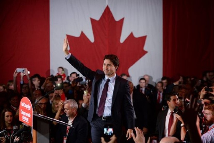 Pemimpin Partai Liberal Justin Trudeau melambaikan tangan di markas partai di Montreal, Kanada, Selasa, 20 Oktober 2015. Trudeau menjadi Perdana Menteri yang baru setelah mengalahkan Stephen Harper dari Partai Konservatif.