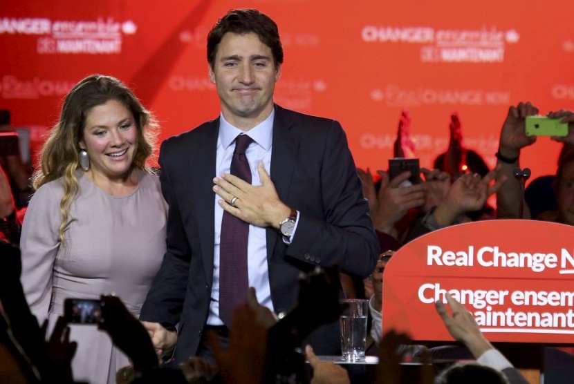 Pemimpin Partai Liberal Kanada  Justin Trudeau bersama istrinya Sophie Gregoire usai pemilu federal di Montreal, Quebec, Kanada, Senin, 19 Oktober 2015. 