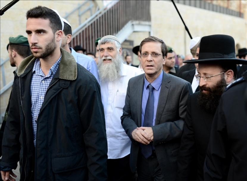 Pemimpin Persatuan Zionis Isaac Herzog ( kedua dari kanan) mengunjungi Tembok Barat untuk di Yerusalem pada 15 Maret 2015.