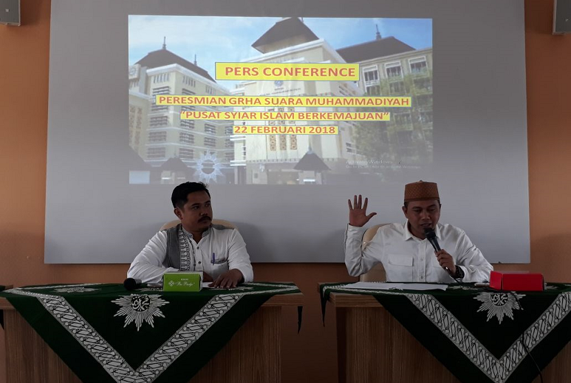 Pemimpin Perusahaan Suara Muhammadiyah, Deni Asyari, saat memberikan keterangan pers di Grha Suara Muhammadiyah, Kamis (22/2). Konferensi pers sendiri terkait peresmian Grha Suara Muhammadiyah yang akan dilaksanakan pada 25 Februari 2018 mendatang.