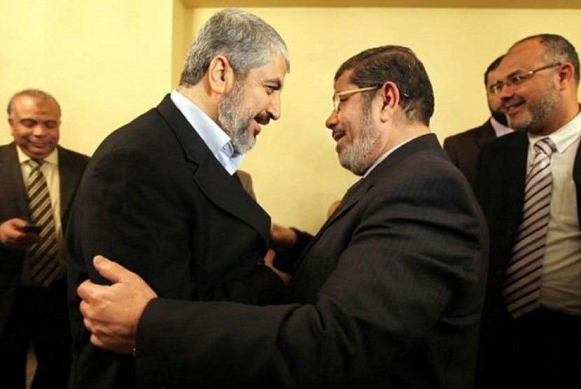 Pemimpin politik Hamas, Khaled Misyal (kiri), saat bertemu Presiden Mesir, Muhammad Mursi (kanan) di Kairo.