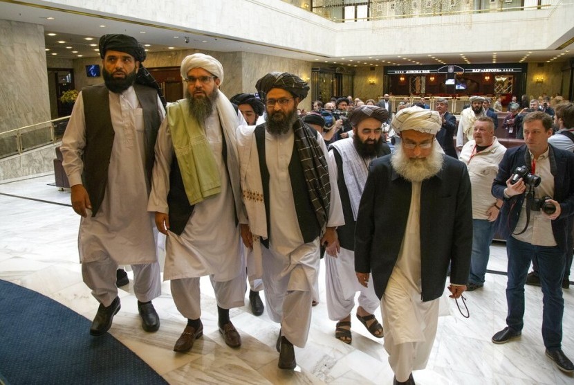 Taliban Tuntut Biden Penuhi Janji Tarik Pasukan AS. Pemimpin politis top Taliban Mullah Abdul Ghani Baradar (ketiga dari kiri) bersama delegasi Taliban lainnya tiba untuk melakukan pembicaraan di Moskow, Rusia, 28 Mei 2019.