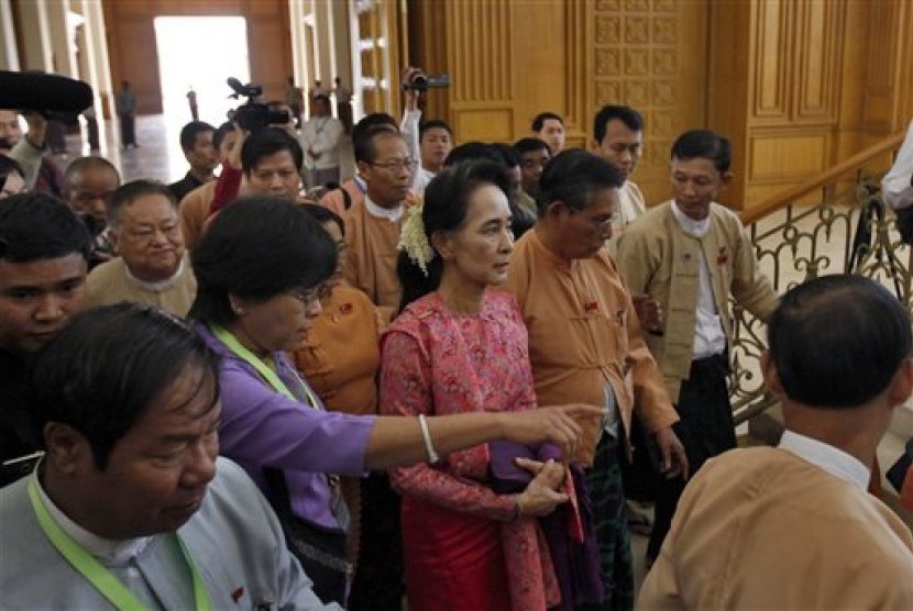 Pemimpin pro-demokrasi Myanmar, Aung San Suu Kyi tiba untuk menghadiri sesi parlemen baru di Nay Pyi Daw, Myanmar, Senin, 1 Februari 2016.