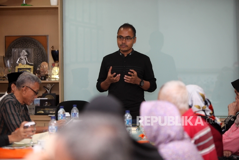 Pemimpin Redaksi Harian Republika Irfan Junaedi memberikan paparanya saat membuka kegiatan 30 Menit Bisa Membaca Alquran di Kantor Republika, Jalan Warung Buncit, Jakarta, Sabtu (28/10).