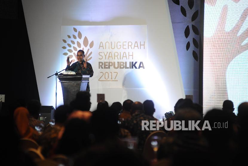 Pemimpin Redaksi Harian Republika Irfan Junaidi berikan sambutan dalam Anugerah Syariah Republika (ASR) 2017 di Jakarta, Rabu (6/12)malam.