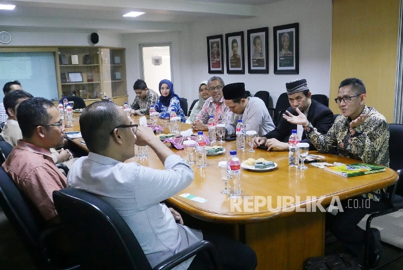 Pemimpin Redaksi Harian Republika Irfan Junaidi (Kedua kiri) bersama jajaran redaksi menerima berdialog dengan Ketua Umum Majelis Upaya Kesehatan Islam Seluruh Indonesia (MUKISI) Masyhudi AM (kanan) bersama jajaran pengurus lainnya saat berkunjung ke kantor pusat Republika di Jakarta, Selasa (29/8)