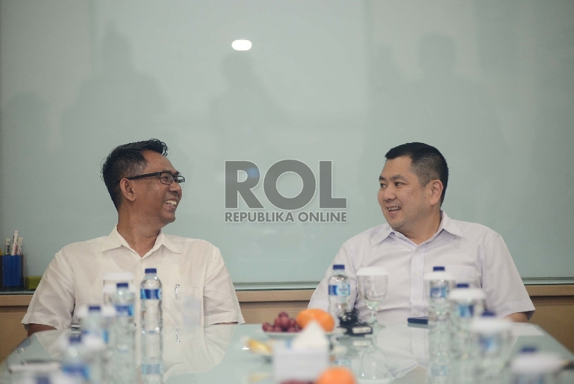 Pemimpin Redaksi Republika, Nasihin Masha (kiri) berbincang bersama Ketua Umum Partai Perindo Hary Tanoesoedibjo (kanan) saat kunjungannya ke Gedung REPUBLIKA, Jakarta, Jumat (9/10).
