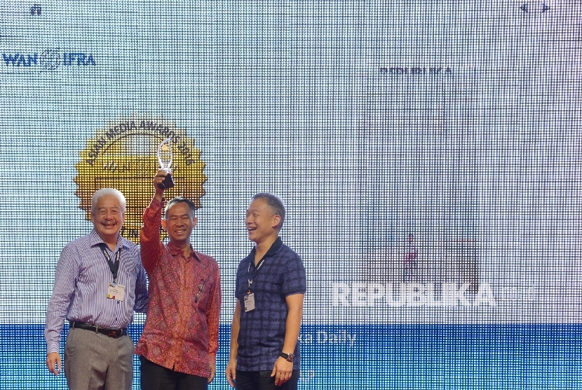  Pemred Harian Umum Republika, Nasihin Masha (tengah) menerima penghargaan Gold Asia Media Award 2016 di ajang World Association of Newspapaer and News Publisher (WAN-IFRA) di Manila, Filipina, Rabu (30/3).(Republika/Raisan Al Farisi)