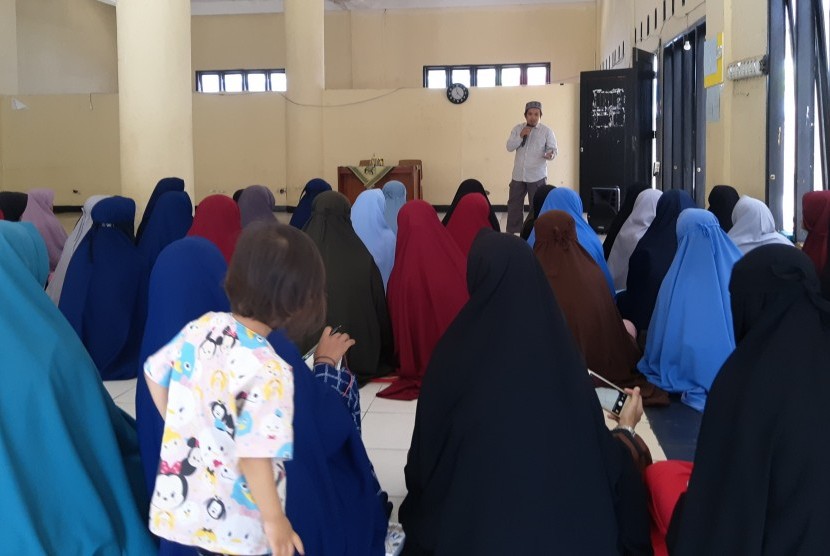 Pemimpin Redaksi Majalah Mulia, Imam Nawawi berbagi pengalaman di bidang jurnalistik dengan para santriwati Pesantren Al-Humaira Sukabumi.