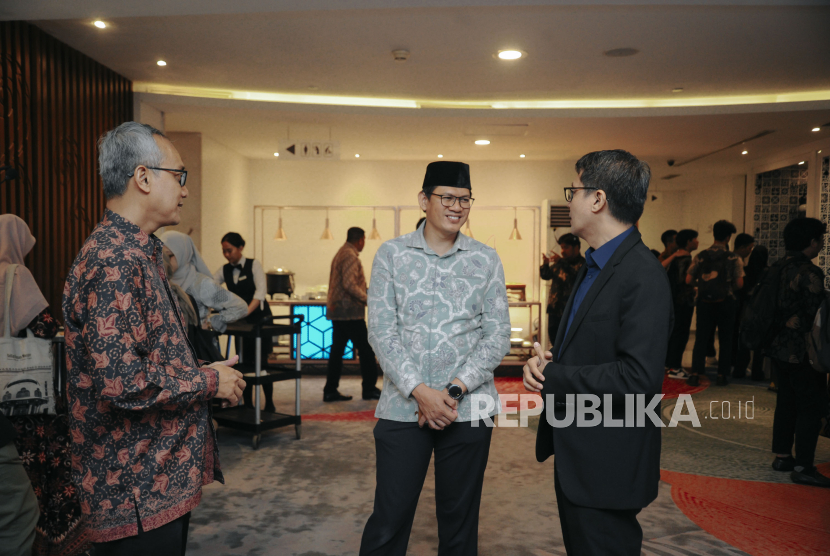 Pemimpin Redaksi (Pemred) Republika Andi Muhyiddin (paling kanan). Republika bersama Komite Nasional Ekonomi dan Keuangan Syariah (KNEKS) menggelar IFD sebagai bagian dari rangkaian ISF 2025 pada Senin (26/5/2025).