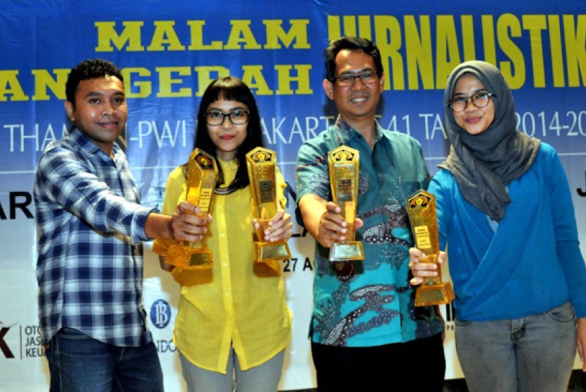   Pemimpin Redaksi (Pemred) Republika, Nasihin Masha (kedua kanan) berfoto bersama reporter republika Safitri Ramdhani (kanan),Safitri Ramdhani (kedua kiri), Dominggus (kiri) usai menerima penghargaan dalam Anugerah Jurnalistik MHT-PWI Jaya 2015 di Balaiko