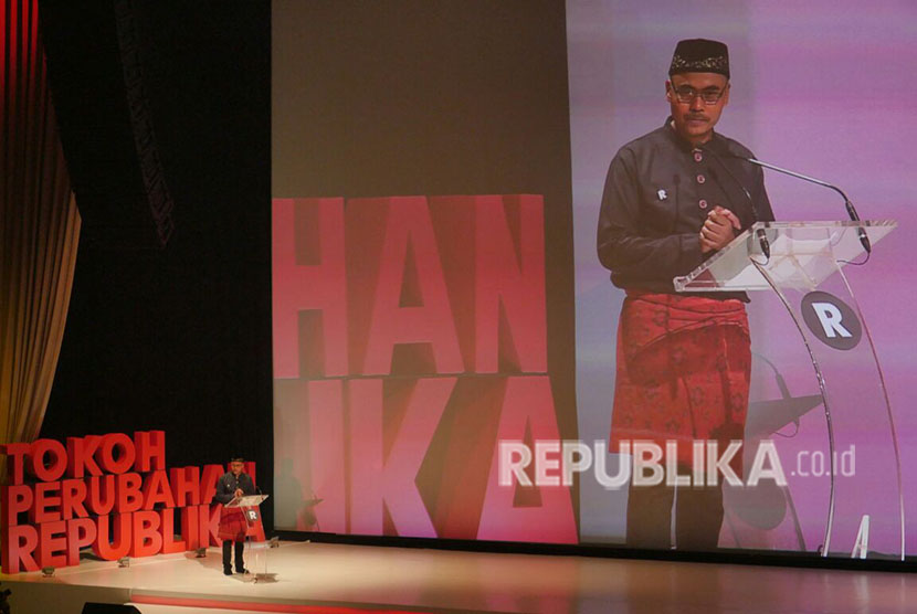 Pemimpin Redaksi Republika Irfan Junaedi memberikan sambutan dalam acara penganugerahan Tokoh Perubahan Republika di Djakarta Theater, Jakarta Pusat, Selasa (10/4).
