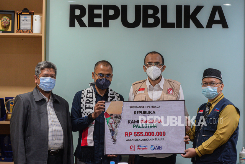 Pemimpin Redaksi Republika Irfan Junaidi (kedua kiri) menyerahkan bantuan kepada Ketua Presidium Medical Emergency Rescue Committee (MER-C) Sarbini Abdul Murad (kedua kanan), Direktur Aman Palestin Indonesia  Miftahuddin Kamil (kanan) dan Ketua Umum Aksi Insan Nusantara Doddy C.H Putra (kiri) di kantor Republika, Jakarta, Jumat (27/8). Republika menyalurkan bantuan dari pembaca Republika kepada sejumlah lembaga kemanusian untuk disalurkan dalam bentuk kendaraan ambulan, perpustakaan, dan alat penunjang pendidikan untuk 300 anak di Palestina. Republika/Thoudy Badai 