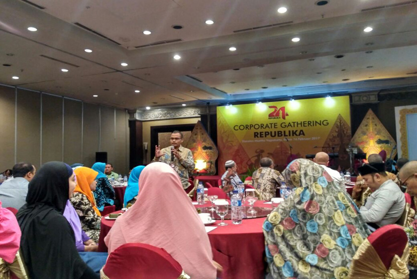 Pemimpin Redaksi Republika Irfan Junaidi memaparkan presentasi di depan audiens pada acara Corporate Gathering Republika di Hotel Sheraton Mustika Yogyakarta, Kamis (16/2).