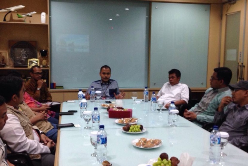 Pemimpin redaksi Republika Irfan Junaidi (tengah) bersilaturahim dengan Forum Organisasi Zakat di Republika, Jakarta, Jumat (19/8)