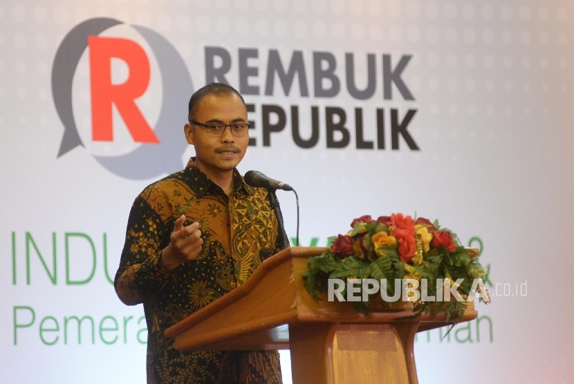 Pemimpin Redaksi Repulika Irfan Junaidi memberikan sambutan saat pembukaan seminar Perbankan Syariah bertajuk Rembuk Republik, Jakarta, Kamis (5/10).