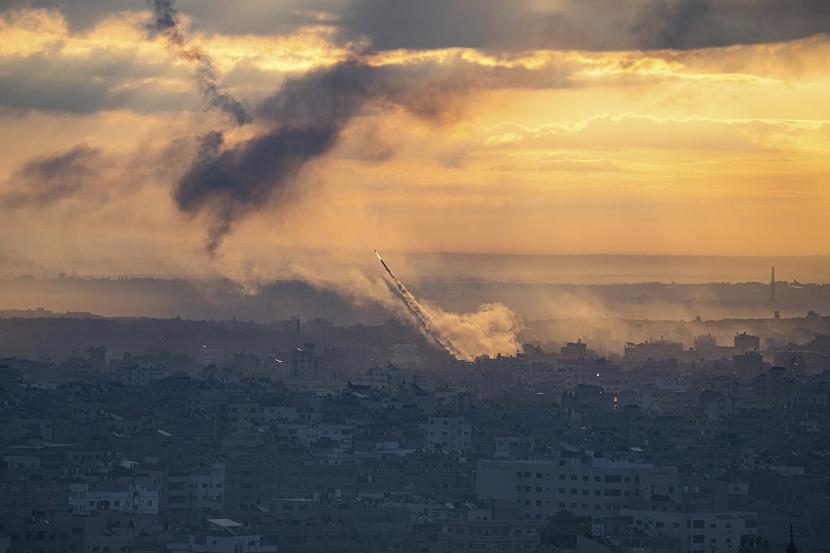 Pemimpin sayap militer Hamas, Mohammed Deif mengatakan, 5.000 roket telah ditembakkan ke Israel pada Sabtu (7/10/2023) pagi untuk memulai Operasi Badai Al-Aqsa.