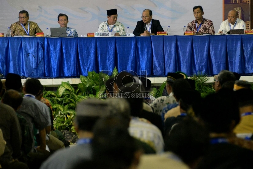 Pemimpin sidang memimpin jalannya sidang Komisi I di area muktamar Muhammdiyah ke 47 di kampus Unismuh Makassar, Sulsel,Kamis (6/8).