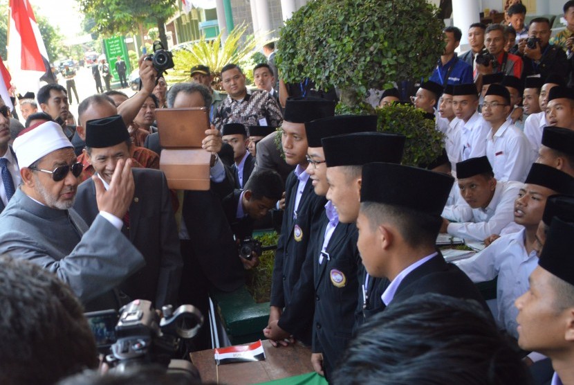 Pemimpin tertinggi Institusi al-Azhar, Kairo, Mesir, Grand Syeikh of Al Azhar Ahmed Mohammed Ahmed Eltayeb (kiri) berbincang dengan sejumlah santri saat berkunjung di Pondok Modern Gontor, Ponorogo, Jawa Timur, Kamis (25/2).