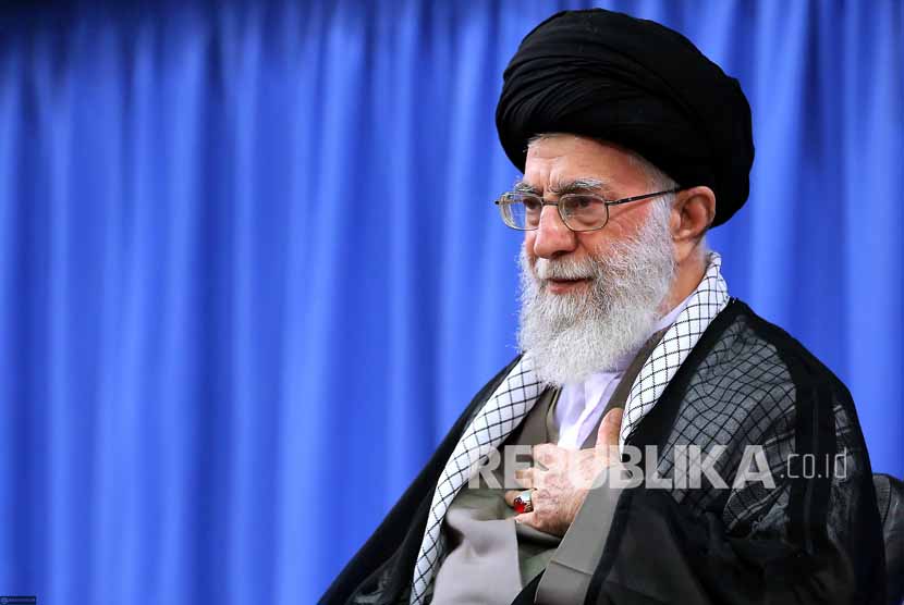  Pemimpin Tertinggi Iran Ayatollah Ali Khamenei mengatakan warga AS akan diusir dari Irak dan Suriah. Ilustrasi.
