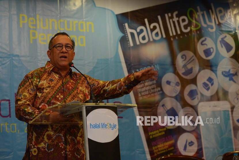 Pemimpin Umum Majalah Halal Lifestyle Sapta Nirwandar memberikan kata sambutan saat peluncuran perdannya di Jakarta, Kamis (28/4). (Republika/Raisan Al Farisi) 