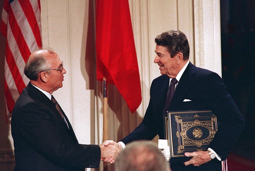 Pemimpin Uni Soviet Mikhail Gorbachev (kiri) berjabat tangan dengan Presiden AS Ronald Reagan usai menandatangani perjanjian nuklir Intermediate Range Nuclear Forces (INF) di East Room Gedung Putih, Washington, 8 Desember 1987. Kedua negara keluar dari perjanjian tersebut pada 2 Agustus 2019.