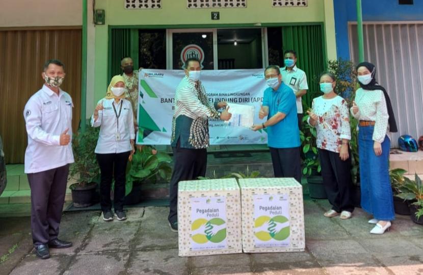 Pemimpin Wilayah Pegadaian Kanwil X Bandung Udin Salahudin (kiri) mendonasikan APD kepada Ketua IDI Cabang Cimahi Dr H Zakaria Ansyori di Kantor IDI cabang Cimahi, Selasa (2/6).