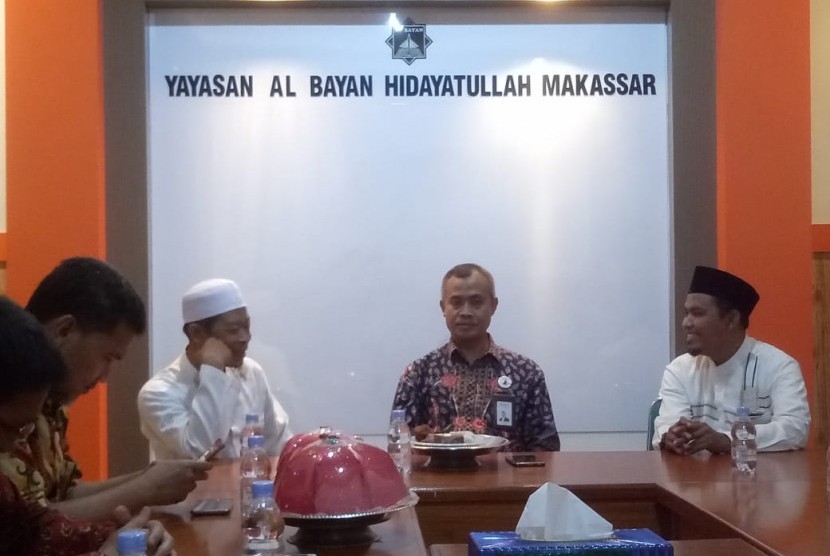 Pemimpin Wilayah Timur BNI Syariah,  Ali Muafa besilaturahim dengan Ketua Yayasan Al Bayan Hidayatullah Makassar, Ustaz  Suwito Fatah.