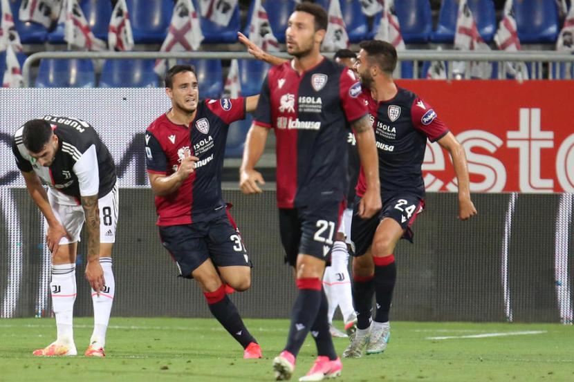 Pemain Cagliari Luca Gagliano (kedua kiri) merayakan golnya ke gawang Juventus.