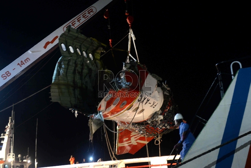 Pemindahan Ekor Pesawat. Petugas memindahkan ekor pesawat Air Asia QZ8510 dari kapal Crest Onyx di Pelabuhan Panglima Utar, Kumai, Kalteng, Ahad (11/1).