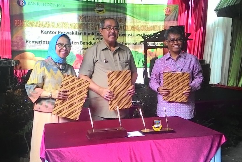 Pemkab Bandung Barat, Kanwil Bank Indonesia Jawa Barat, dan Universitas Padjadjaran meneken kerja sama dalam pengembangam klaster agribisnis sayuran di Desa Cikidang, Lembang, Bandung Barat, Selasa (20/10).