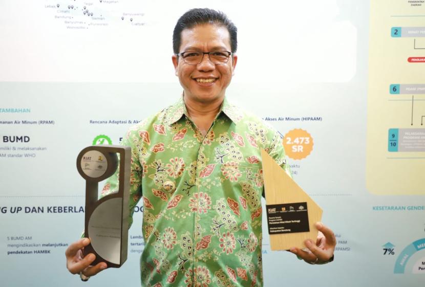 Pemkab Bandung menerima tiga penghargaan bergengsi terkait program air minum. 