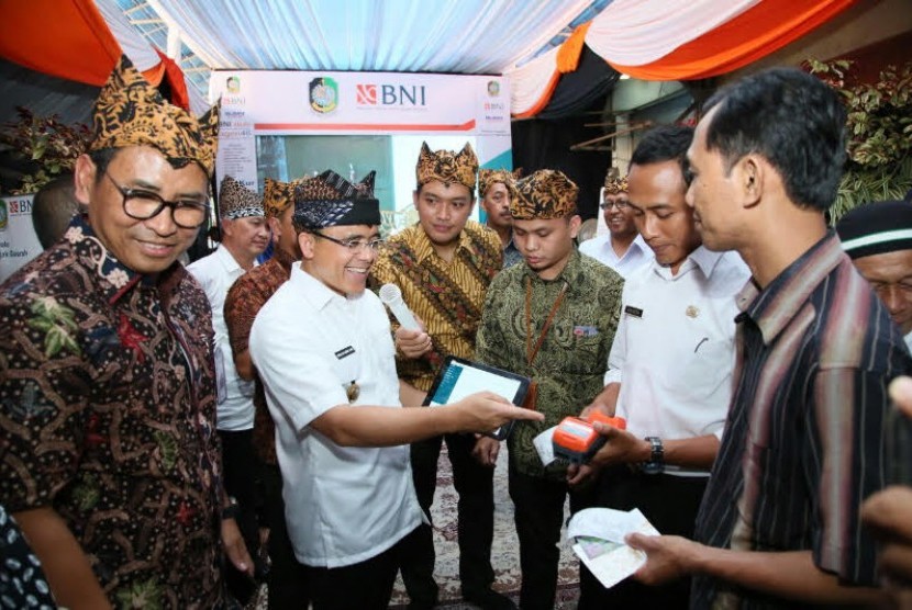 Pemkab Banyuwangi kembali meluncurkan sistem pembayaran retribusi berbasis elektronik atau e-retribusi untuk para pedagang pasar tradisional. Peluncuran dilakukan di Pasar Banyuwangi, Rabu (25/10), dengan menggandeng PT Bank Negara Indonesia Tbk (BNI).