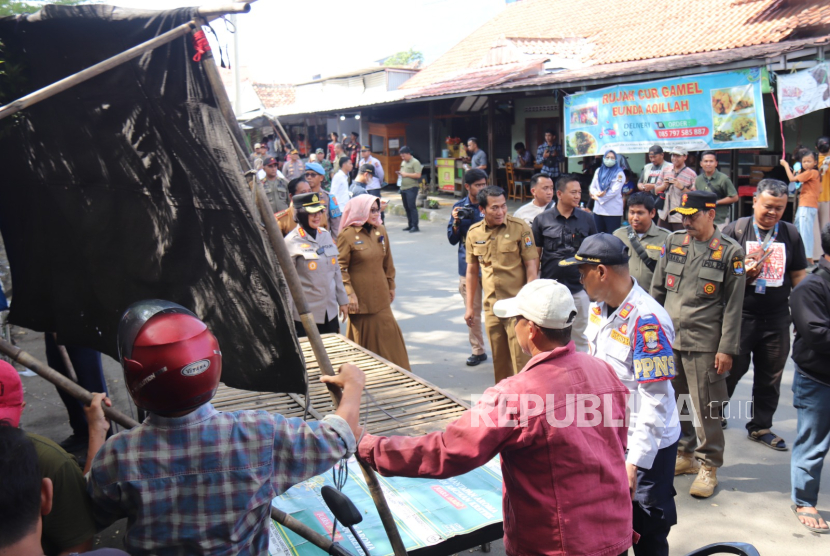Pemkab Cirebon bersama Polresta dan Forkopimda melakukan penertiban di kawasan wisata batik Trusmi, Kabupaten Cirebon, Senin (7/7/2025). 